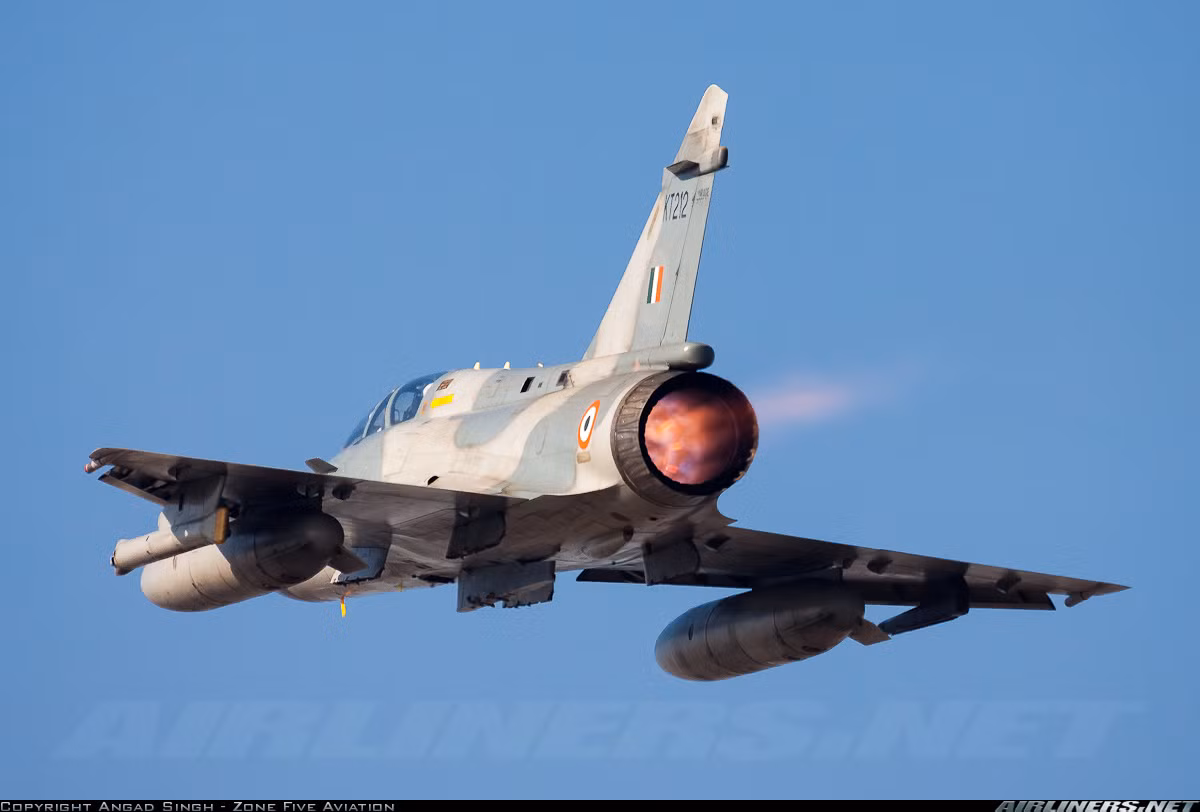 Tiêm kích Mirage 2000 của Không quân Ấn Độ được trang bị động cơ tuốc bin phản lực cánh quạt đẩy có đốt sau SNECMA M53-P2 đạt tốc độ tối đa 2.530km/h ở trần bay cao, tầm bay 1.500km.