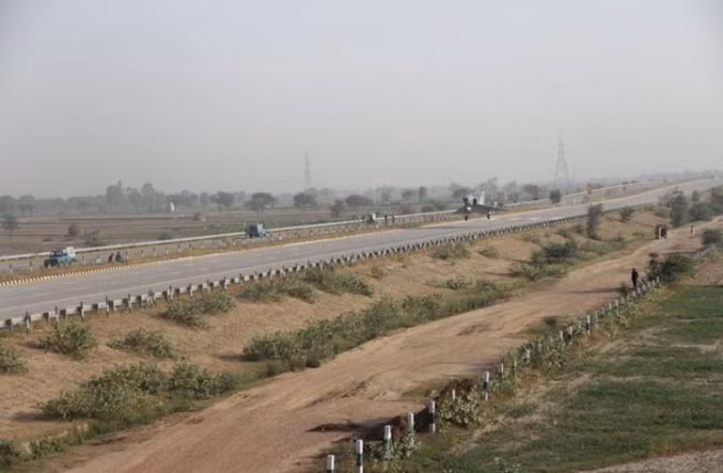 Chiếc Mirage 2000 hạ cánh lúc 6h40 sáng 21/5, nguồn tin cho biết. Ông này cũng nói thêm rằng, Không quân Ấn Độ đang nghiên cứu sử dụng tuyến quốc lộ để hạ cánh khẩn cấp máy bay chiến đấu.