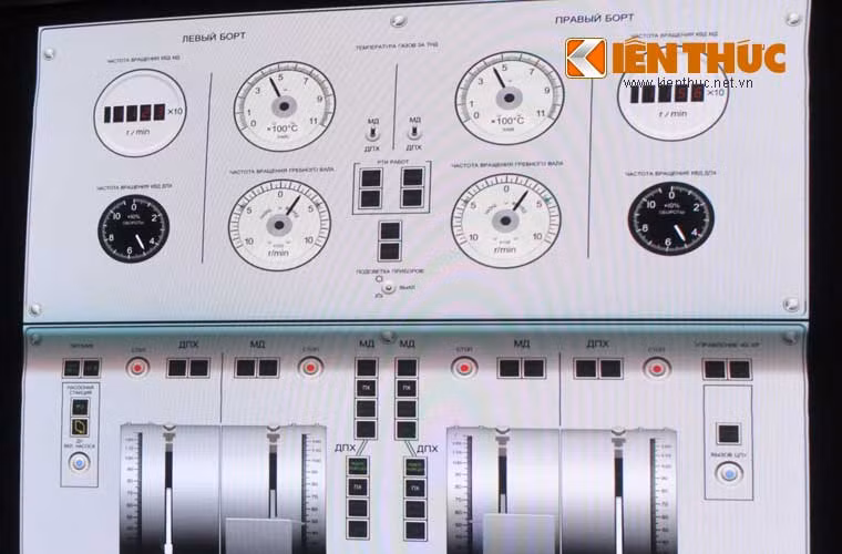 Bàn điều khiển tốc độ máy chính được đặt tại cabin chỉ huy.