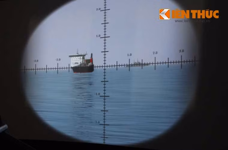 Các sĩ quan sử dụng thiết bị quan sát trên tàu, hai mục tiêu lộ rõ là một tàu vận tải và một tàu chiến xa hơn.