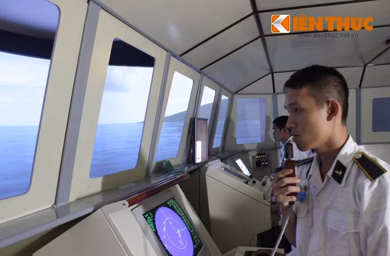 Những thuyền trưởng tương lai trên cabin chỉ huy tổ hợp mô phỏng tàu tên lửa Molniya Project 12418 trông y như thật.