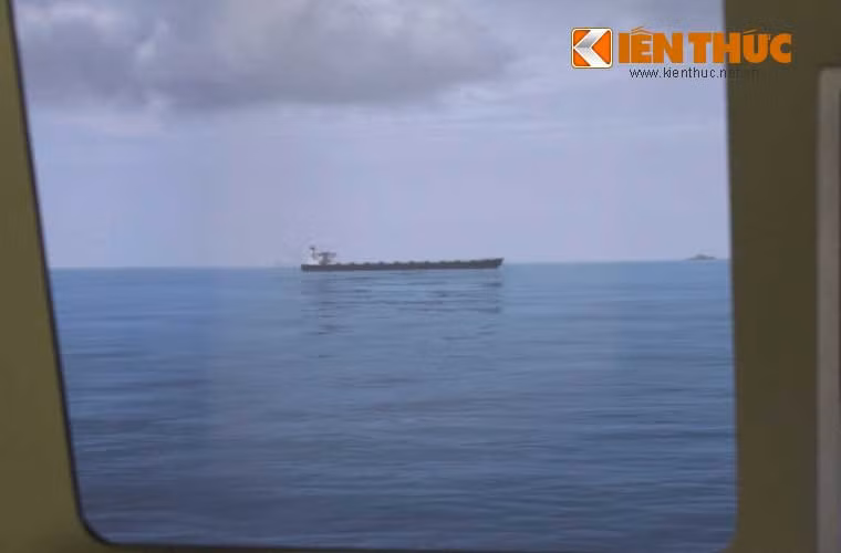 Việc trang bị tổ hợp mô phỏng tàu tên lửa Molniya Project 12418 góp phần không nhỏ trong việc nâng cao khả năng xử lí tình huống trên biển đối với những sĩ quan Hải quân tương lai trước khi hòa nhập với thực tế hết sức đa dạng tại các vùng biển trên khắp mọi miền Tổ quốc. Ảnh: Mục tiêu tàu vận tải khi quan sát bằng mắt thường trên cabin của tổ hợp mô phỏng.