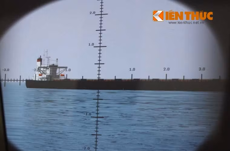 Và khi các sĩ quan sử dụng phương tiện quan sát trên tàu, mục tiêu hiện rõ đến từng chi tiết.