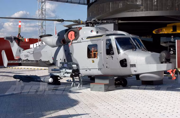 AW159 Wildcat (mèo hoang) là trực thăng hiện đại do liên doanh AgustaWestland (Anh-Italy) thiết kế cải tiến dựa trên mẫu trực thăng Super Lynx cho nhiệm vụ chính săn ngầm, tìm kiếm cứu nạn, vận tải, trinh sát.... Nguyên mẫu bay thử lần đầu tiên ngày 12/11/2009, chính thức phục vụ từ tháng 8/2014. Có thể nói, đây là trực thăng hải quân rất mới trên thế giới.