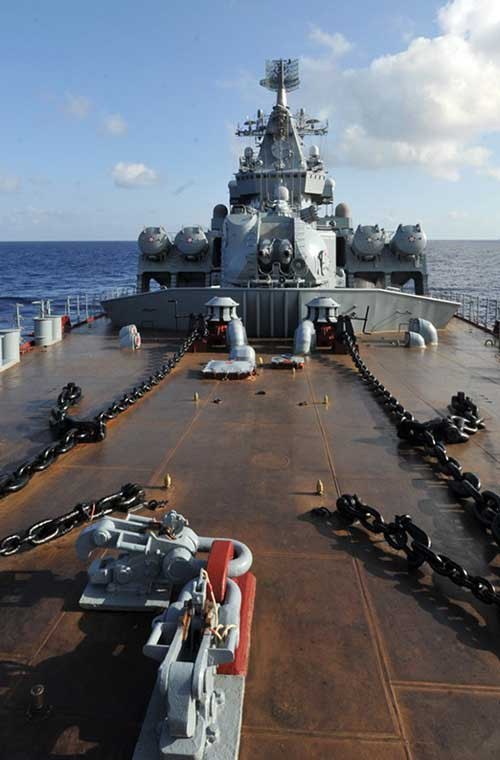 Tuần dương hạm Moskva là một trong những tàu chiến lớn nhất và mạnh nhất Hải quân Nga hiện nay, trang bị hệ thống tên lửa diệt hạm tầm 500km, phòng không tầm hơn 100km…