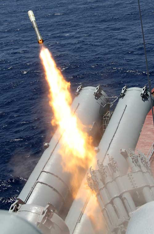 Bom chống ngầm phản lực RGB rời bệ phóng RBU-6000 trên tàu tuần dương Moskva.