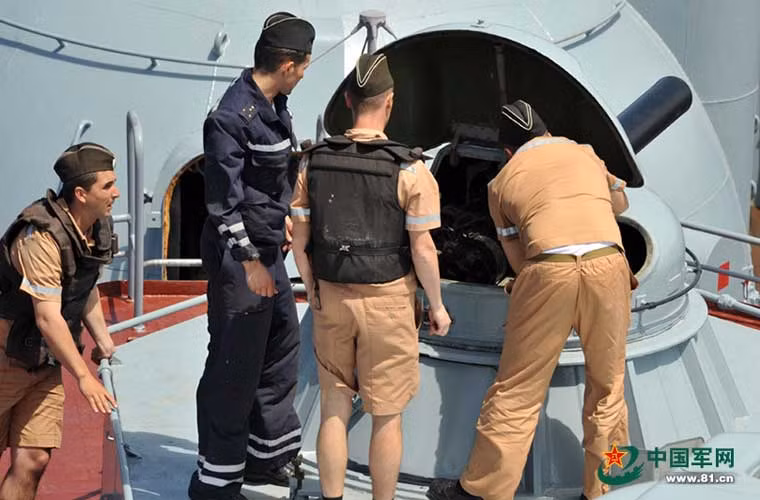 Thủy thủ đoàn tàu Moskva đang nạp đạn pháo 30mm vào ụ pháo AK-630.