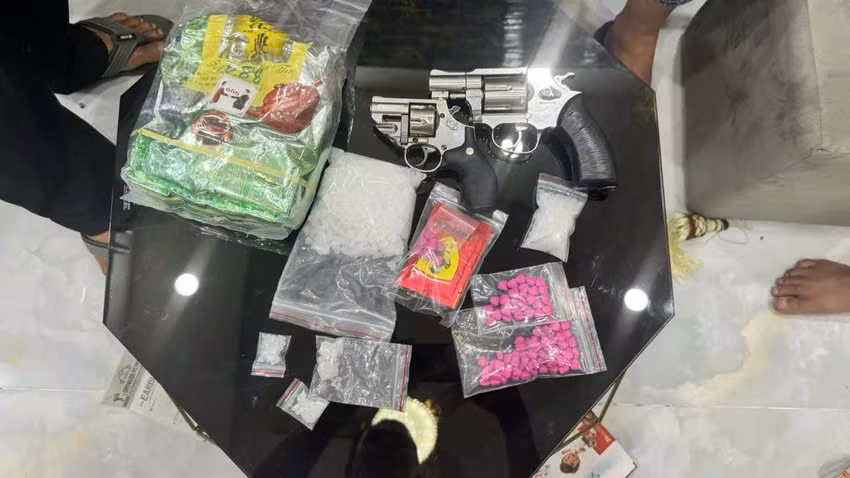 Bat trum ma tuy duoi vo boc chu tap hoa, thu nhieu sung dan-Hinh-4