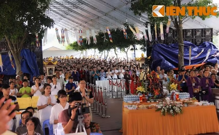 Khuôn viên rộng nhiều hecta tại Công viên Văn hoá Tâm linh đông kín người đến tham dự buổi lễ cầu siêu rằm tháng 7.