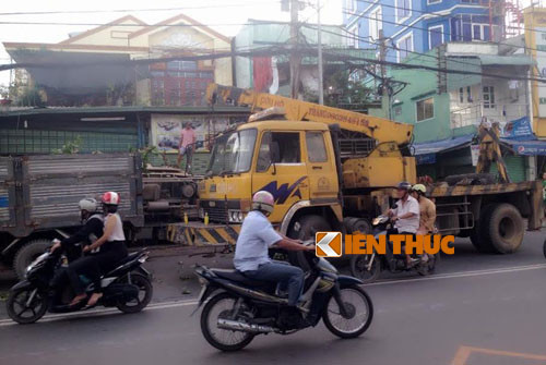 Xe tải lat lao vào nhà dan, cả gia dình bỏ chạy trong dem-Hinh-3