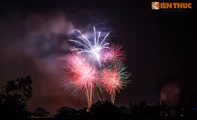 Các trận địa pháo hoa đặt ở 5 điểm đồng loạt khai hỏa tạo nên bữa tiệc sắc màu rực rỡ mừng ngày Quốc khánh 2/9. Trong ảnh là những bông pháo đầu tiên ở trận địa pháo Hồ Gươm.