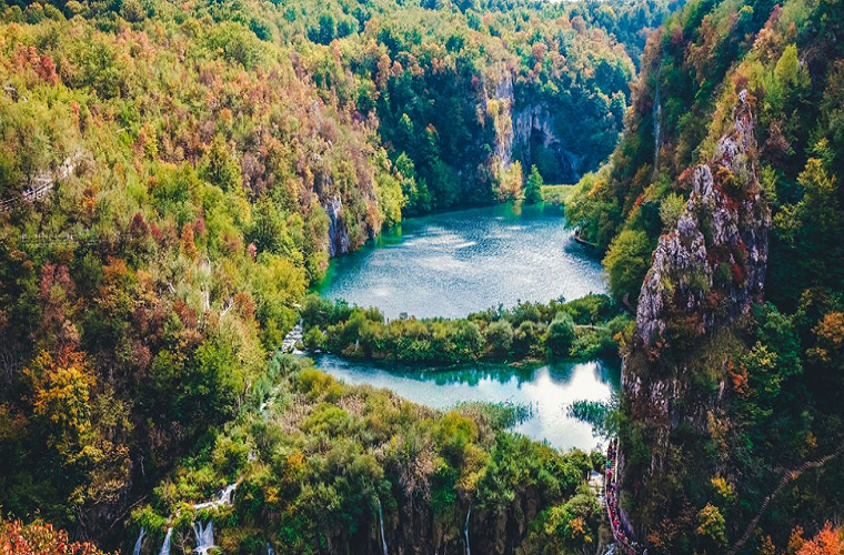 Vườn quốc gia hồ Plitvice là vườn quốc gia lớn nhất của đất nước Croatia và cũng là vườn quốc gia lâu đời nhất khu vực Đông Nam Châu Âu. Nơi đây có tới 16 hồ nước giàu khoáng chất cùng rất nhiều thác nước. (Nguồn ảnh: Getty)