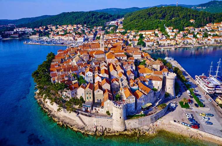 Những ngôi nhà cao tầng san sát nhau trong một thành phố trên đảo Korcula nhìn từ trên cao.