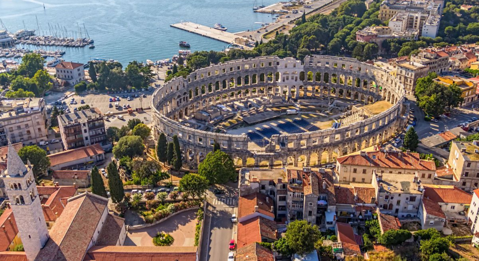 Được xây dựng vào thế kỷ I sau Công nguyên, Nhà hát vòng tròn Pula là một trong những nhà hát La Mã lớn nhất còn tồn tại và được bảo tồn gần như nguyên vẹn.