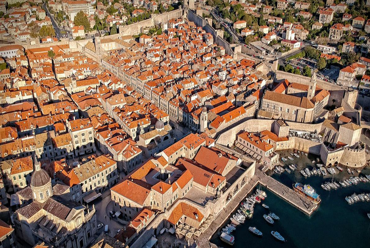Thị trấn cổ Dubrovnik nhìn từ trên cao. Đây là một trong những điểm thu hút khách du lịch nổi tiếng nhất tại Địa Trung Hải.