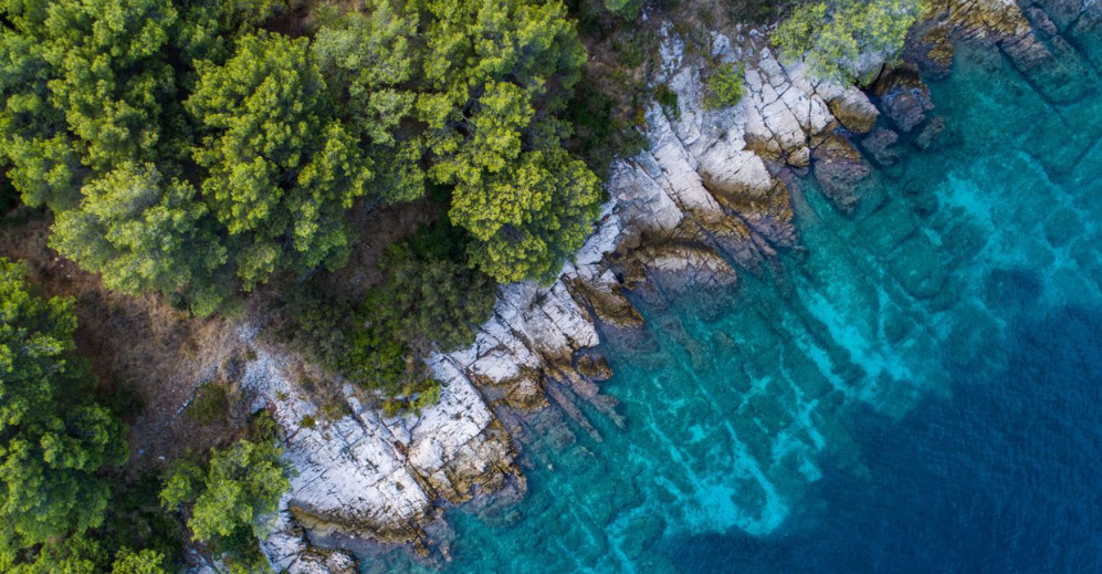 Bãi biển trên đảo Hvar. Croatia có rất nhiều bãi biển không khác gì "chốn thiên đàng nơi hạ giới".