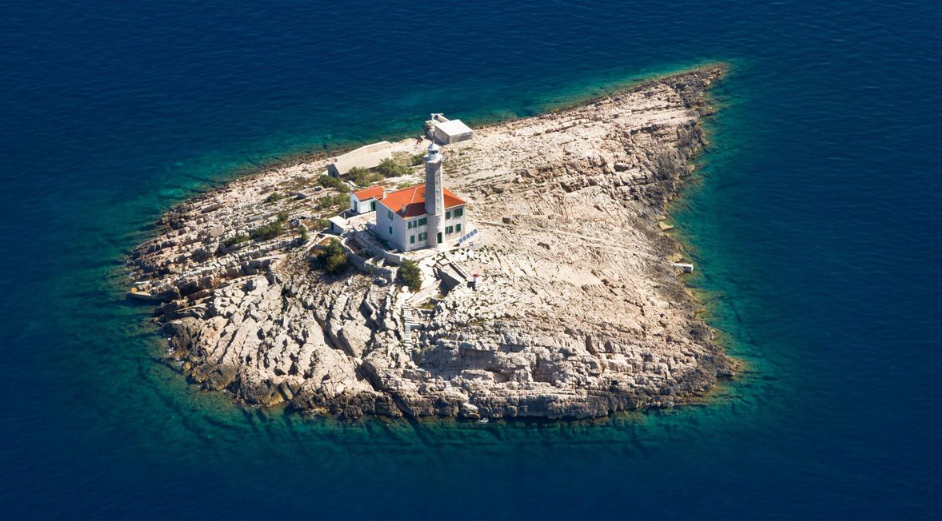 Trong ảnh là ngọn hải đăng được xây dựng trên đảo Kornati.