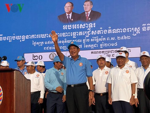 Thủ tướng Hun Sen trong lễ diễu hành của Đảng Nhân dân Campuchia.