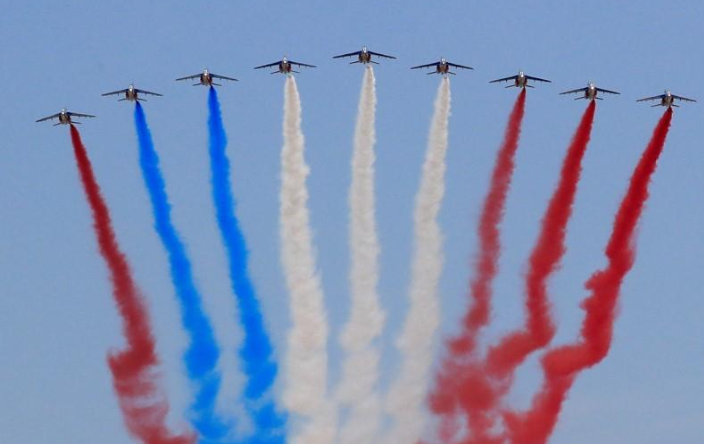 Màn trình diễn đẹp mắt của 9 chiếc máy bay phản lực Alpha Jet. Ảnh: Reuters.