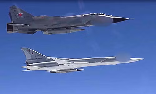 Tiêm kích MiG-31 Nga mang tên lửa Kinzhal tập trận cùng máy bay ném bom Tu-22M3. Bản thân Tu-22M3 cũng mang tên lửa chống hạm tầm xa Kh-32. Ảnh: TASS.