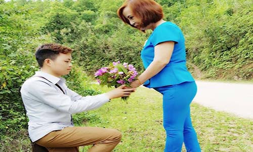 “Chỉ một bó hoa rừng đơn giản thôi nhưng chứa đựng cả khối tình cảm kếch xù trong cuộc đời của tôi" - cô dâu 61 tuổi xúc động khi nói về ông xã kém tuổi.