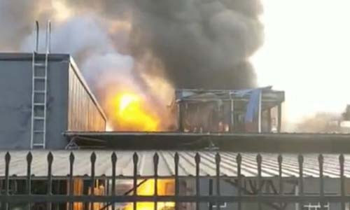 Lửa và khói đen phát sinh từ vụ nổ. Ảnh: CGTN.