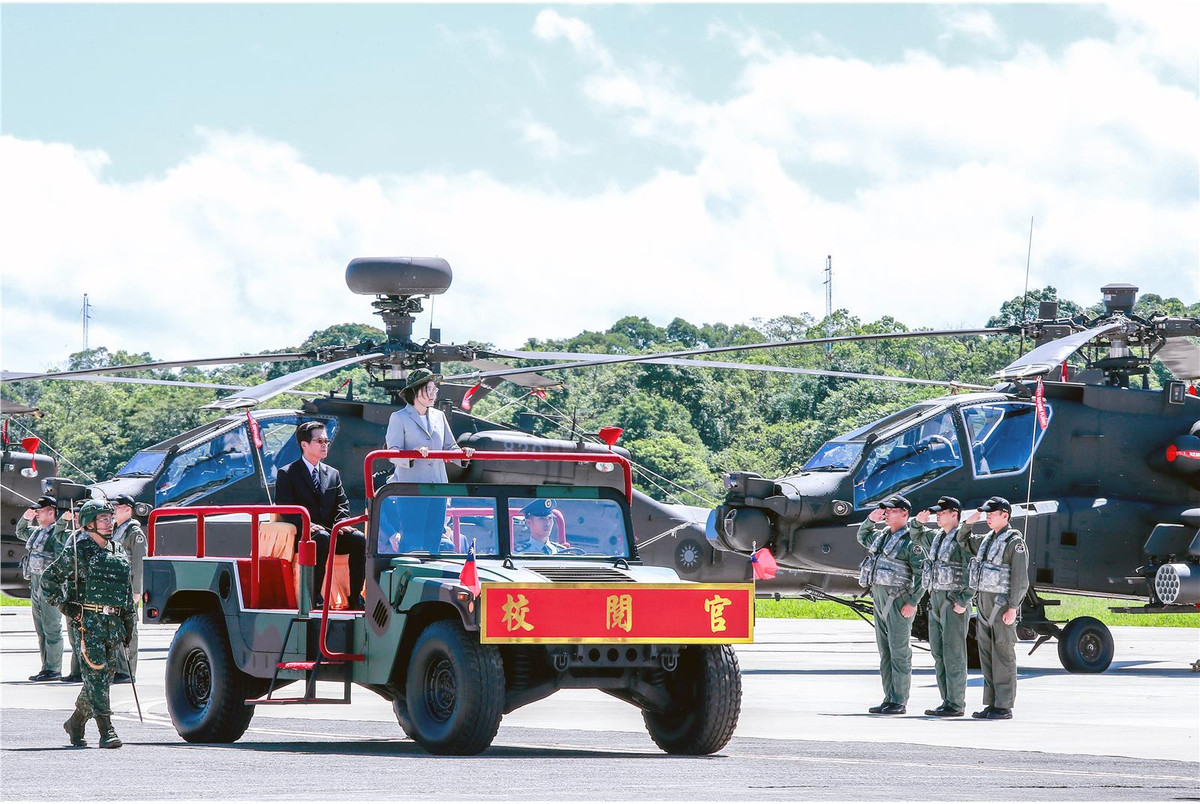 Theo Defence Blog dẫn thông tin từ Cơ quan Quốc phòng Đài Loan cho biết, ngày 17/7, Quân đội Đài Loan đã chính thức biên chế đơn vị trực thăng tấn công AH-64E Apache đầu tiên của hòn đảo này kể từ khi được Mỹ chuyển giao lô trực thăng đầu tiên vào năm 2013. Ảnh: Wikipedia.