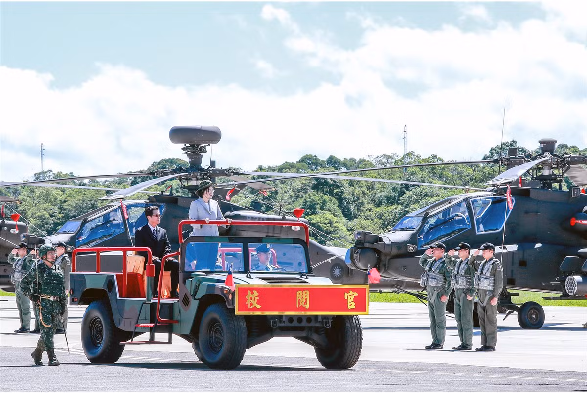 Theo Defence Blog dẫn thông tin từ Cơ quan Quốc phòng Đài Loan cho biết, ngày 17/7, Quân đội Đài Loan đã chính thức biên chế đơn vị trực thăng tấn công AH-64E Apache đầu tiên của hòn đảo này kể từ khi được Mỹ chuyển giao lô trực thăng đầu tiên vào năm 2013. Ảnh: Wikipedia.