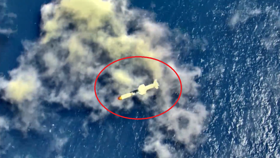 Được biết, mỗi quả tên lửa Harpoon được trang bị đầu đạn nổ cực nặng 221kg, đầu đạn này được quảng cáo có thể đánh chìm tàu chiến nặng tới trên 2.000 tấn. Ảnh: Không quân Australia.