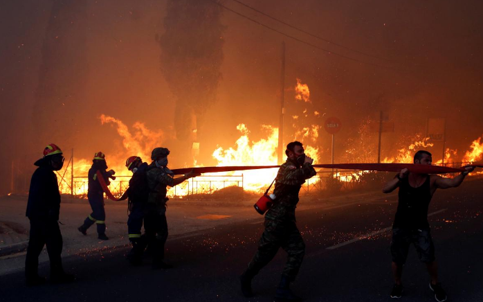 Lực lượng cứu hỏa dập tắt đám cháy tại thị trấn Rafina ngày 23/7.