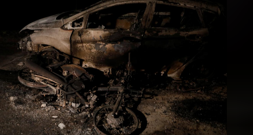 Những chiếc xe bị thiêu rụi trong đám cháy rừng ở Hy Lạp.