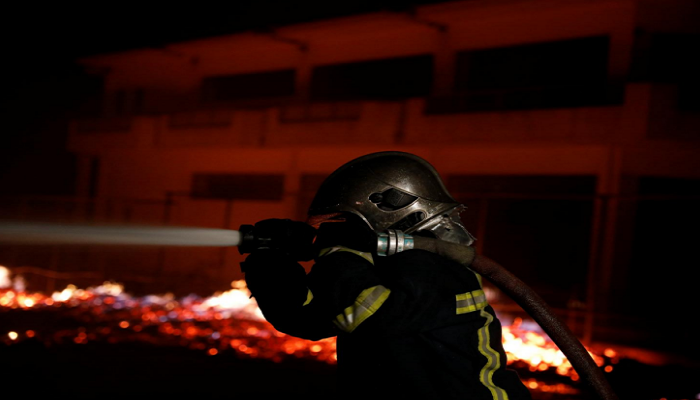 Lính cứu hỏa dập tắt đám cháy tại ngôi làng Mati, gần thủ đô Athens, ngày 23/7.