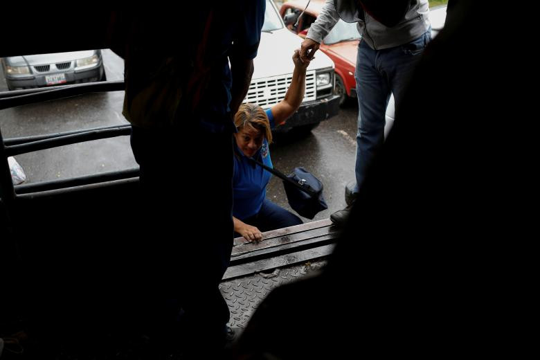 Theo hãng thông tấn Reuters, những chiếc xe buýt công cộng đang dần dần biến mất khỏi nhiều bang ở Venezuela do cuộc khủng hoảng kinh tế gây ra tình trạng khan hiếm hoặc đội giá lốp xe, dầu máy và phụ tùng. (Nguồn ảnh: Reuters)