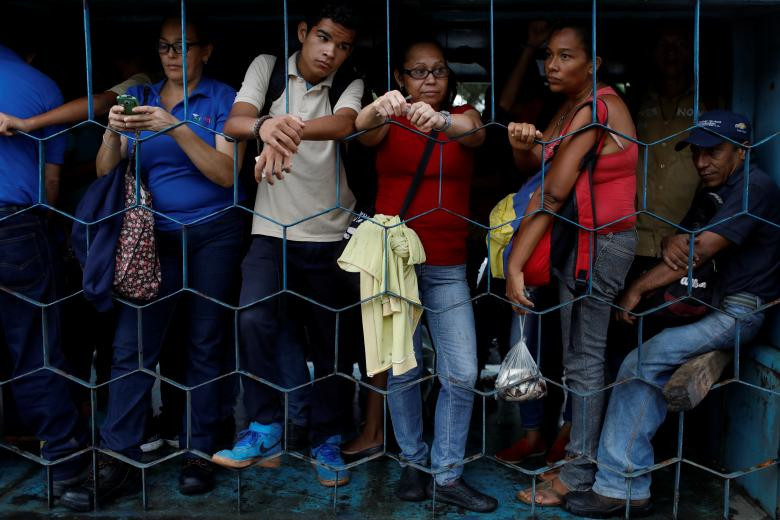 “Thật kinh khủng. Tôi cảm thấy rất mệt mỏi”, cô Angelica Gomez chia sẻ khi vừa lau mồ hôi vừa trèo lên một chiếc xe tải để trở về nhà.