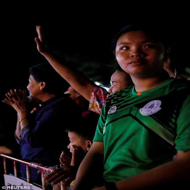 Trước đó, nhiều người dân cũng tập trung bên đường để vẫy chào chiếc xe cứu thương cuối cùng rời một sân bay quân sự ở Chiang Rai để đưa các thành viên đội bóng tới bệnh viện. Ảnh: Reuters.