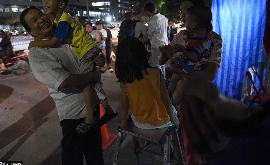 Người lớn, trẻ nhỏ, ai cũng vui mừng sau khi toàn bộ các thành viên đội bóng nhí Thái Lan ra khỏi hang an toàn sau những ngày giải cứu đầy kịch tính. Ảnh: Getty.