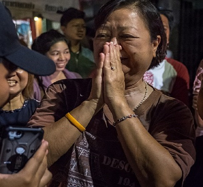 Không chỉ có nụ cười mà còn có cả những giọt nước mắt nhưng đó là giọt nước mắt hạnh phúc sau khi cả 13 thành viên đội bóng Lợn Hoang được giải cứu an toàn. Ảnh: Getty.