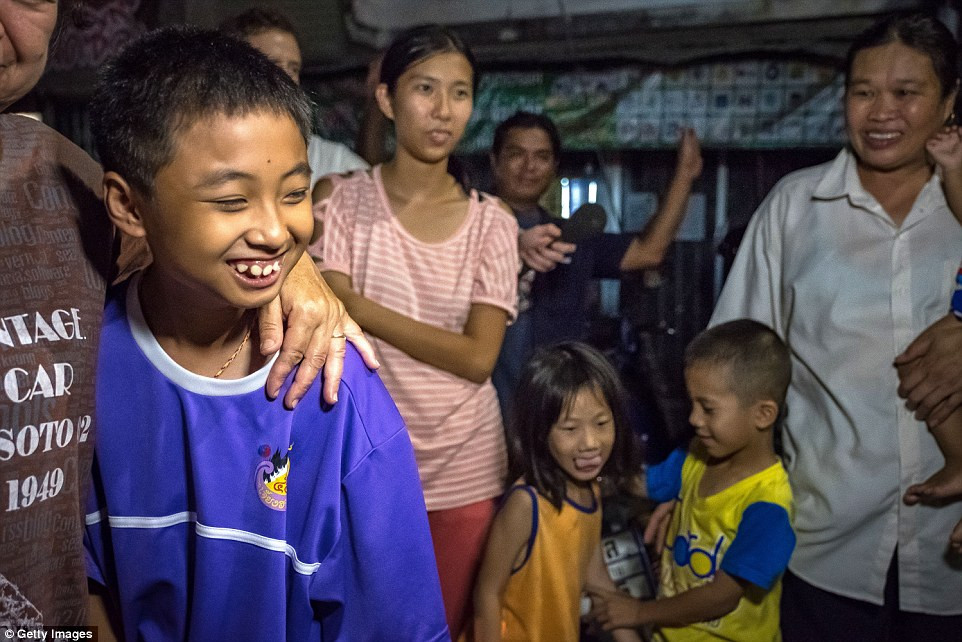 Phản ứng vui mừng của người dân địa phương sau khi nghe tin giải cứu đội bóng Thái Lan thành công gần bệnh viện ở tỉnh Chiang Rai. Ảnh: Getty.