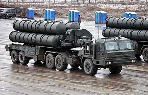 Cụ thể, phạm vi hoạt động của các loại tên lửa S-400 là 40-120 km với tên lửa 9M96, 250 km với tên lửa 48N6 và tới 400 km với tên lửa 40N6. Ảnh: PTI.