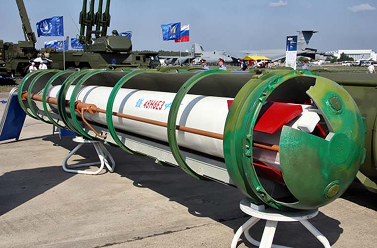 So với hệ thống "đối thủ" MIM-104 Patriot PAC-3 của Mỹ, S-400 vượt trội về mọi thông số, bao gồm thời gian triển khai chiến đấu nhanh hơn, tầm bắn xa hơn, số mục tiêu có thể theo dõi cao hơn, cự ly phát hiện mục tiêu lớn hơn và có thể đánh chặn mục tiêu bay nhanh hơn. Ảnh chụp tên lửa đất đối không 48N6E3 được sử dụng trong tổ hợp S-400 Triumph. Ảnh: Army Techonolgy.