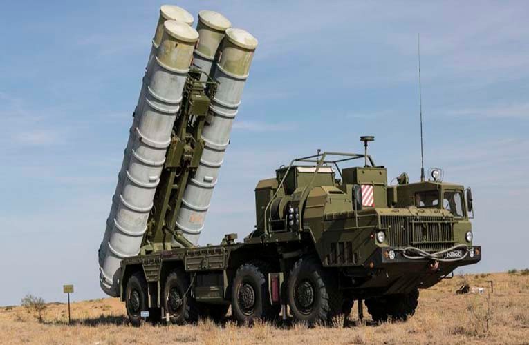 Tổ hợp S-400 có khả năng đánh chặn, phá hủy mọi mối đe dọa trên không ở vị trí cách xa tới 400 km ở độ cao 30 km và có thể “hạ gục” đồng thời 6 mục tiêu. Ảnh: Wikimedia Commons.