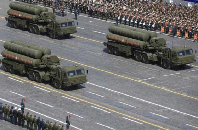 Mỗi tổ hợp S-400 bao gồm hệ thống radar giám sát theo dõi mục tiêu, bệ phóng, tên lửa dẫn đường cùng các phương tiện điều khiển và chỉ huy. Ảnh: Trend.az