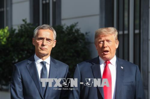 Tổng thư ký NATO Jens Stoltenberg (trái) và Tổng thống Mỹ Donald Trump trong cuộc gặp trước lễ khai mạc hội nghị thượng đỉnh NATO ngày 11/7. Ảnh: EPA-EFE/TTXVN
