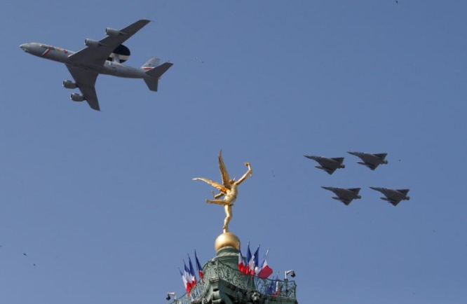 Chiến đấu cơ Mirage 2000 và máy bay chỉ huy cảnh báo sớm Boeing E-3 Sentry bay trình diễn trong lễ diễu binh mừng Quốc khánh Pháp 14/7. Ảnh: Reuters.