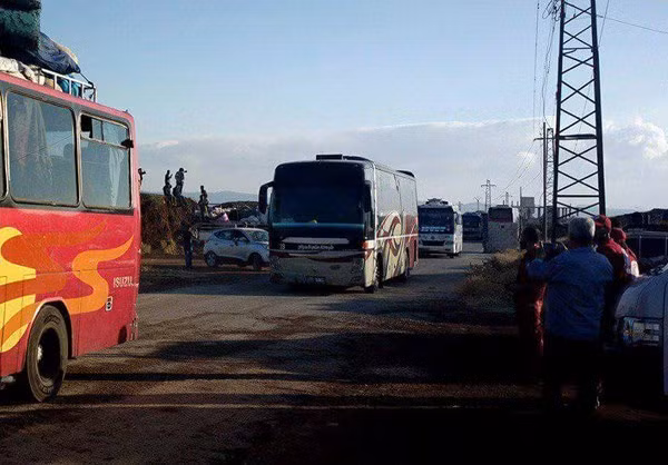 “Hơn 500 tay súng nổi dậy đã rời khỏi căn cứ của chúng tại thị trấn Nawa và Mahajah tới khu vực miền bắc Syria”, FNA đưa tin. Ảnh: FNA.