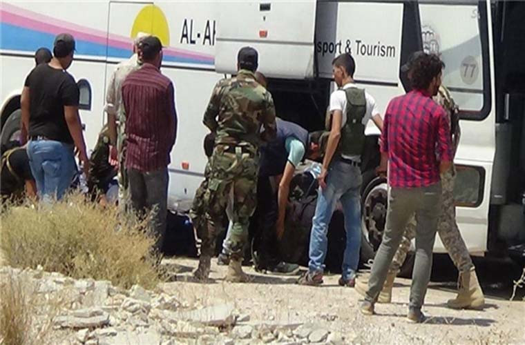Hôm 22/7, tổng cộng 1.500 tay súng nổi dậy cùng 2.200 thành viên gia đình của chúng đã rời khỏi Quneitra tới các khu vực do nhóm phiến quân chiếm đóng ở miền bắc Syria. Ảnh: FNA.
