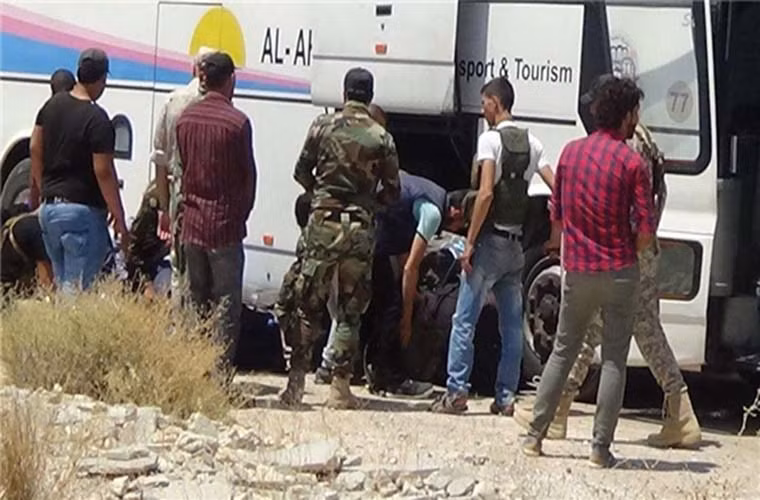 Hôm 22/7, tổng cộng 1.500 tay súng nổi dậy cùng 2.200 thành viên gia đình của chúng đã rời khỏi Quneitra tới các khu vực do nhóm phiến quân chiếm đóng ở miền bắc Syria. Ảnh: FNA.