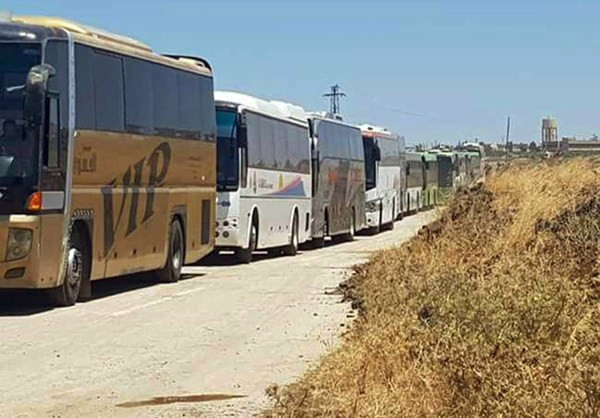 “45 chiếc xe buýt chở hàng nghìn tay súng phiến quân và người thân của chúng đã rời Quneitra tới Idlib qua hành lang Um Batinah”, nguồn tin cho hay. Ảnh: FNA.