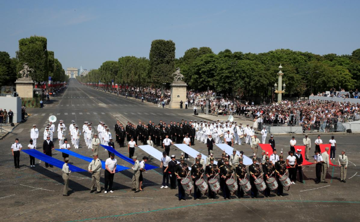 Đội trống và dàn quân nhạc của Pháp tham gia trình diễn. Ảnh: Reuters.