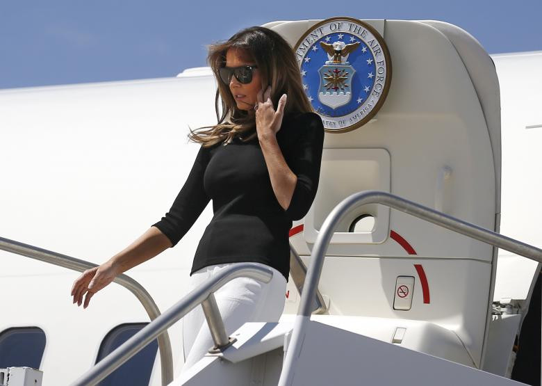 Bà Trump trong bộ trang phục giản dị xuống máy bay tại căn cứ không quân Davis Monthan ở Tuscon, bang Arizona.
